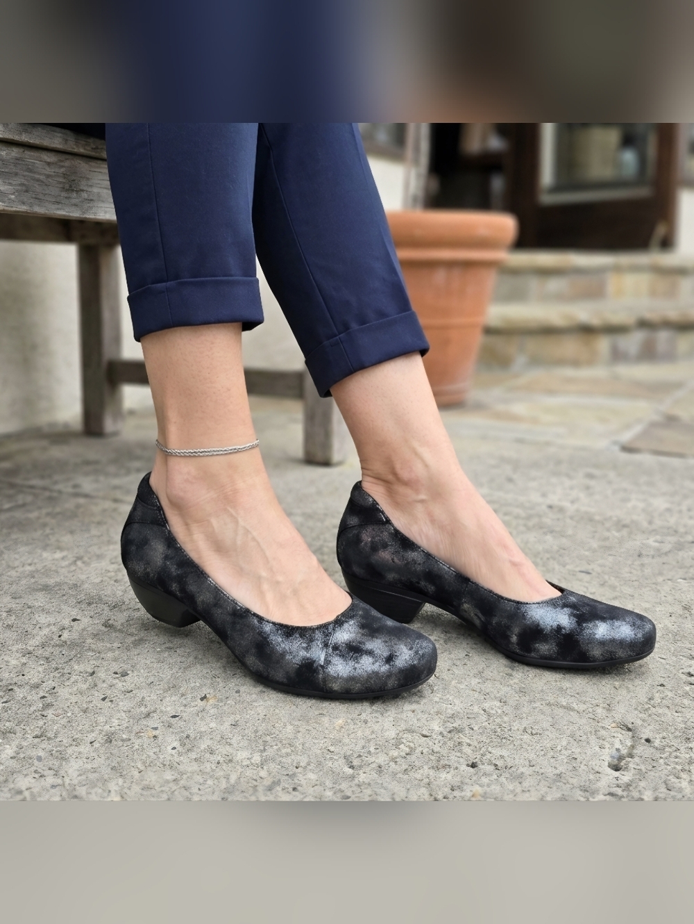 Taos Debut Deb Black Silver Suede Women's Shoes Size 7.5